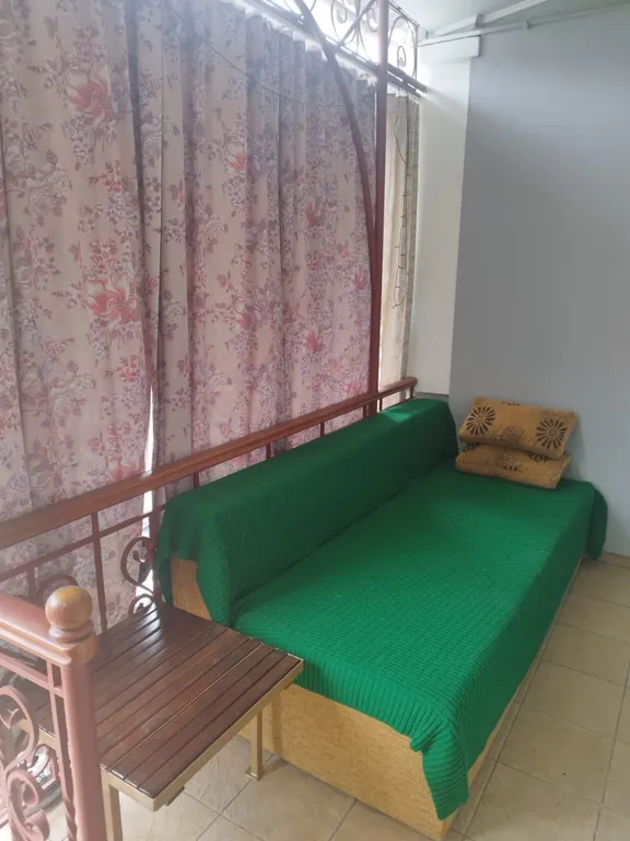 Часть дома с зелёной зоной отдыха во дворе и летней кухней