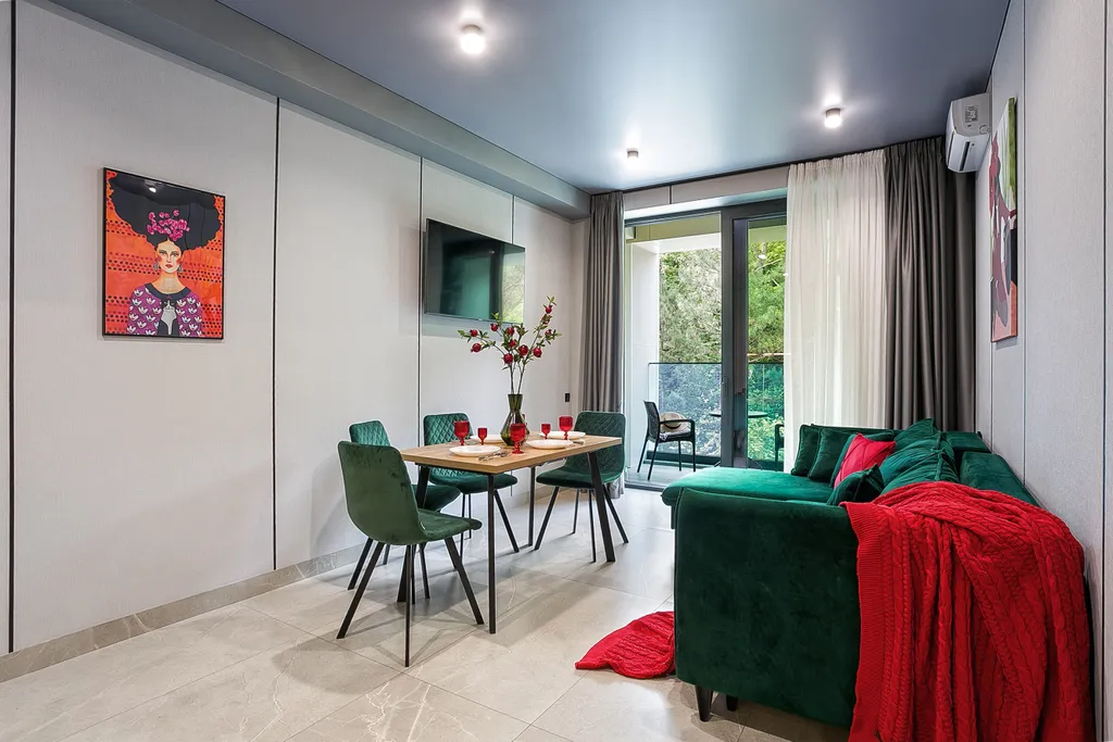 Гранатовый. На большую семью, вид на лес