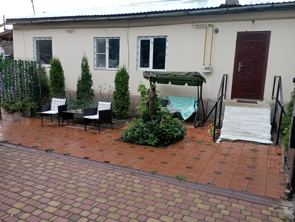 Отдельная квартира в частном доме с садом