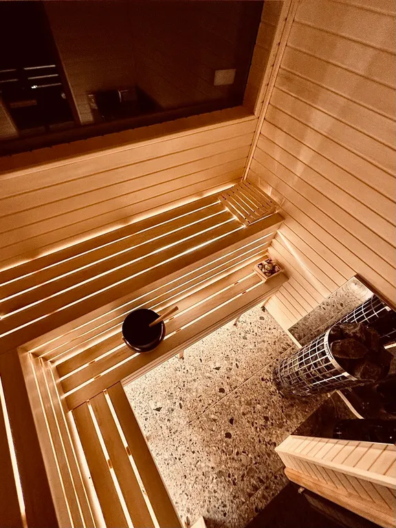 Новый панорамный барнхаус с сауной на лесном участке