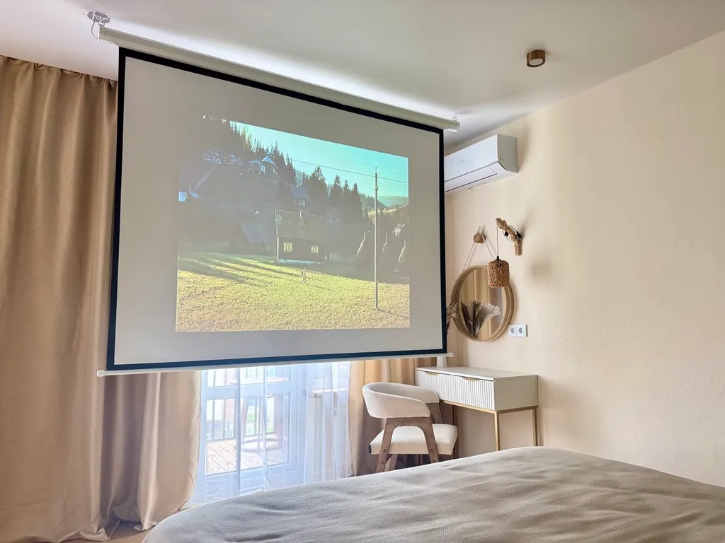 Студия бохо у набережной, с сауной, массажным креслом, проектором