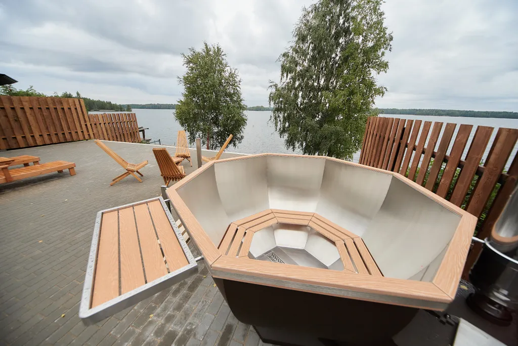 Семейный дом с мансардным окном и видом на озеро