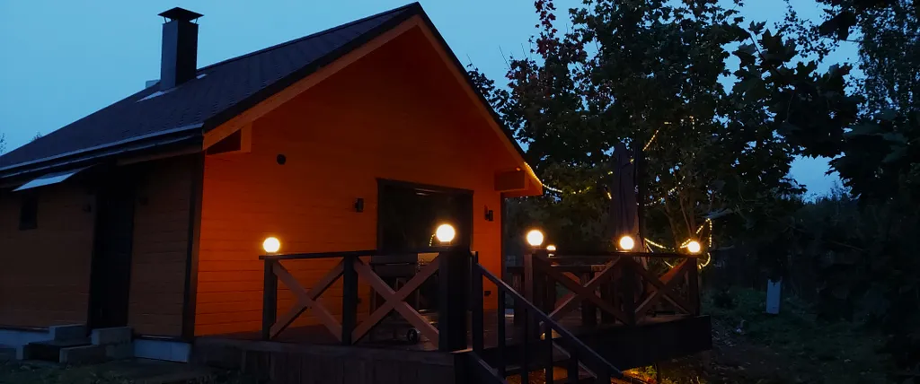 Уютный дом с прекрасным видом на лес и озеро