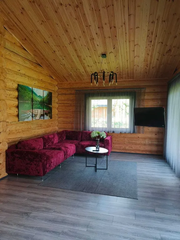 Уютный дом на берегу большого озера