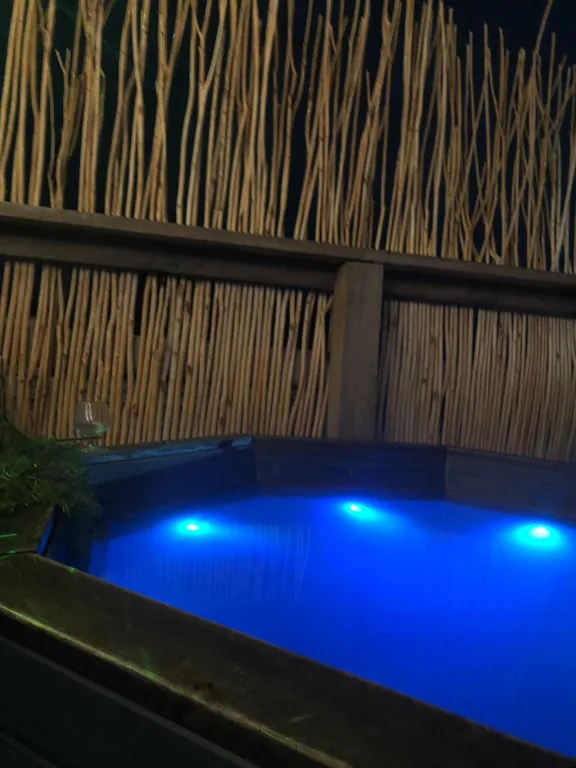 Новая вилла с горячей джакузи в террасе в черте города