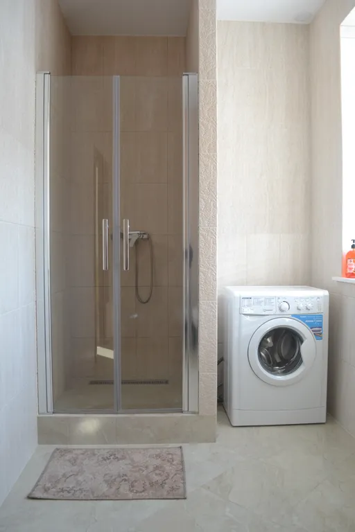 Уютный дом с зеленой лужайкой