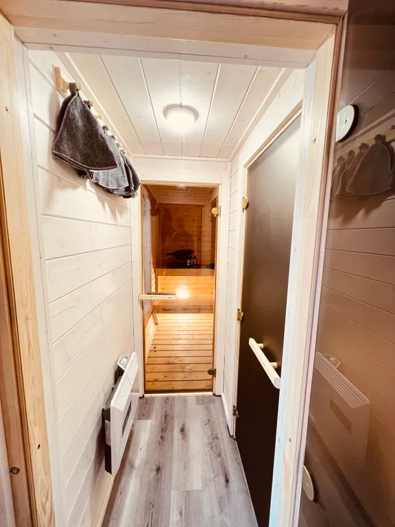 Новый комфортабельный дом для отдыха на берегу лесного озера