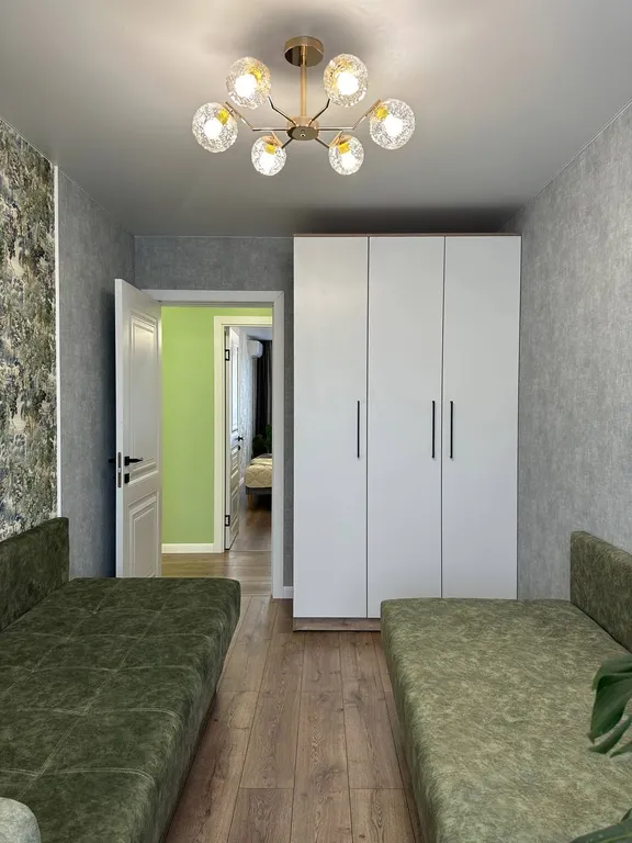 Красивая трех-комнатная квартира с дизайнерским ремонтом