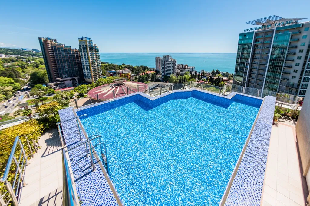 Пентхаус с бассейном и видом на море