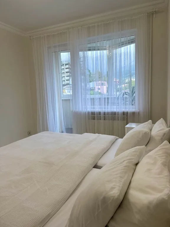 Две изолированные спальни с видом на горы в центре Ялты.