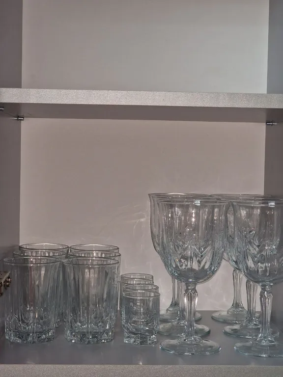 Квартира с панорамными окнами и очками виртуальной реальности