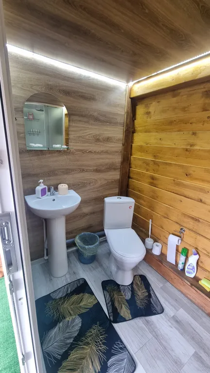 Двухместный домик с двухспальной кроватью и удобствами на два домика