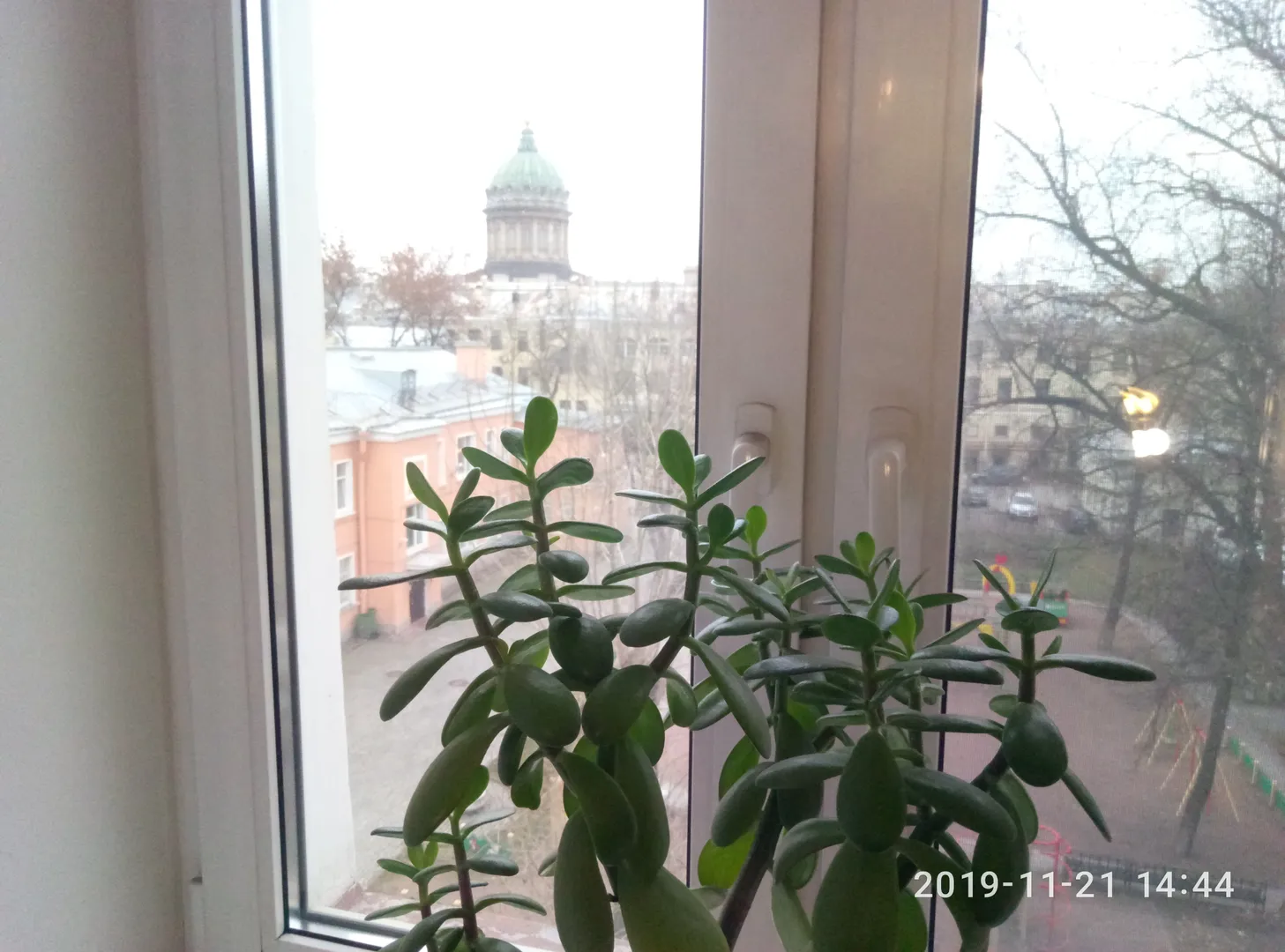 Вид из окна гостинной.Казанский собор.