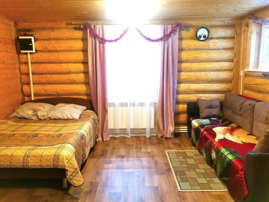 Коттедж Дом у озера с баней, чаном и детской площадкой с батутом. — Ланино