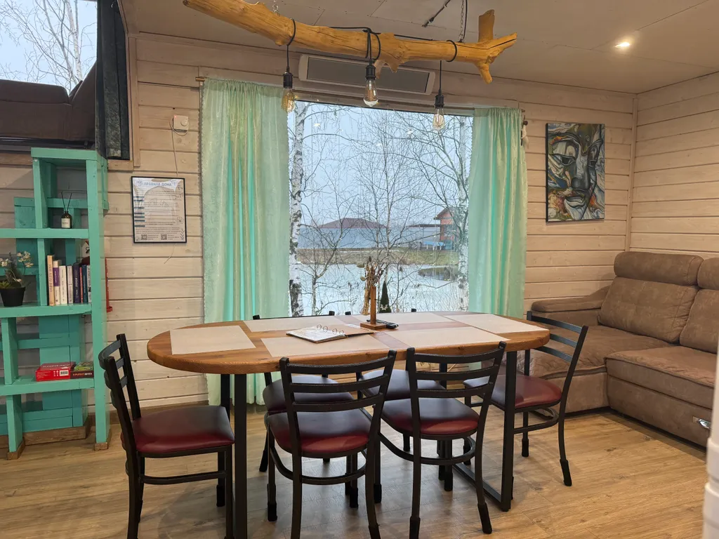 Уютный коттедж с панорамными окнами на берегу озера