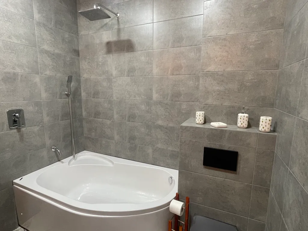 Stylish apartment with mountain and metro views