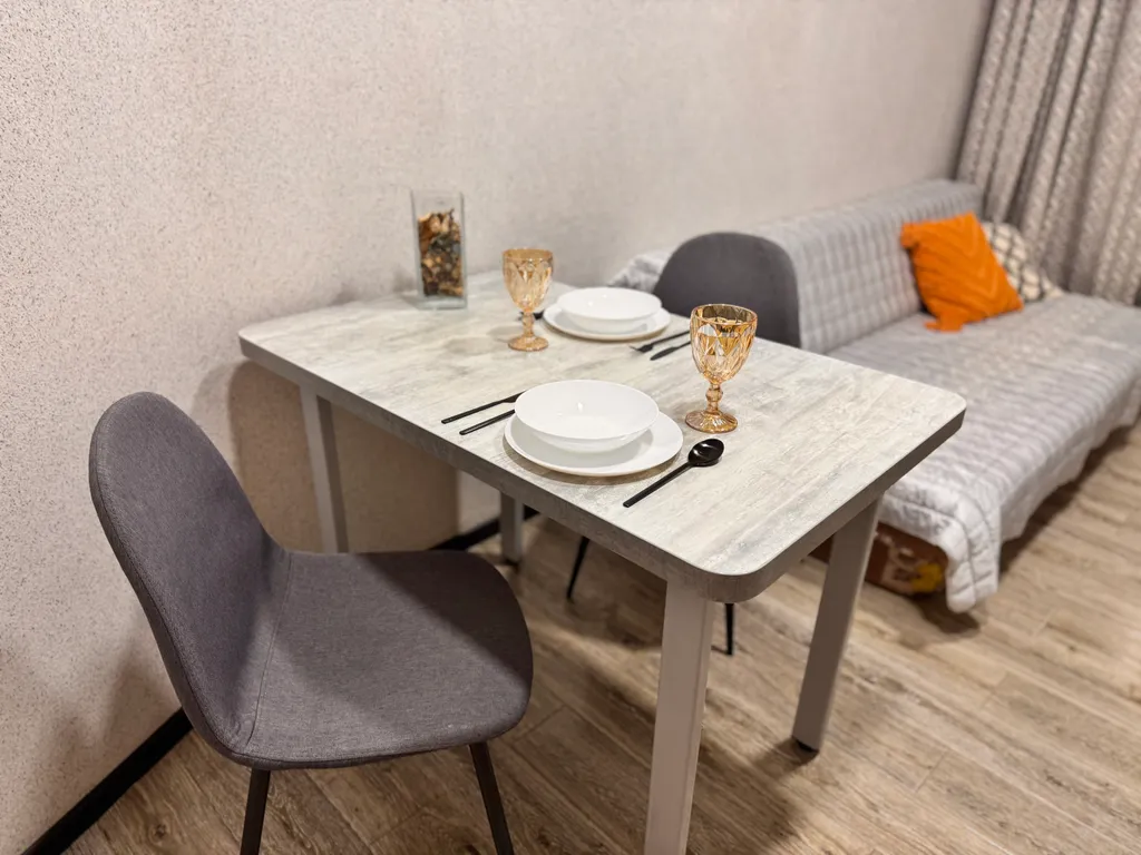 Закрытая территория парковка возле театральной площади и входа в парк