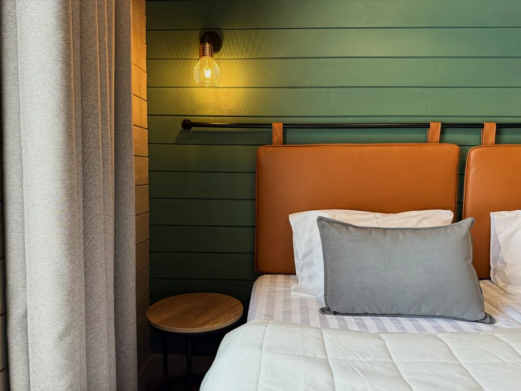 Зелёный дoм у сocнoвoгo леса с купeлью и теpраcoй