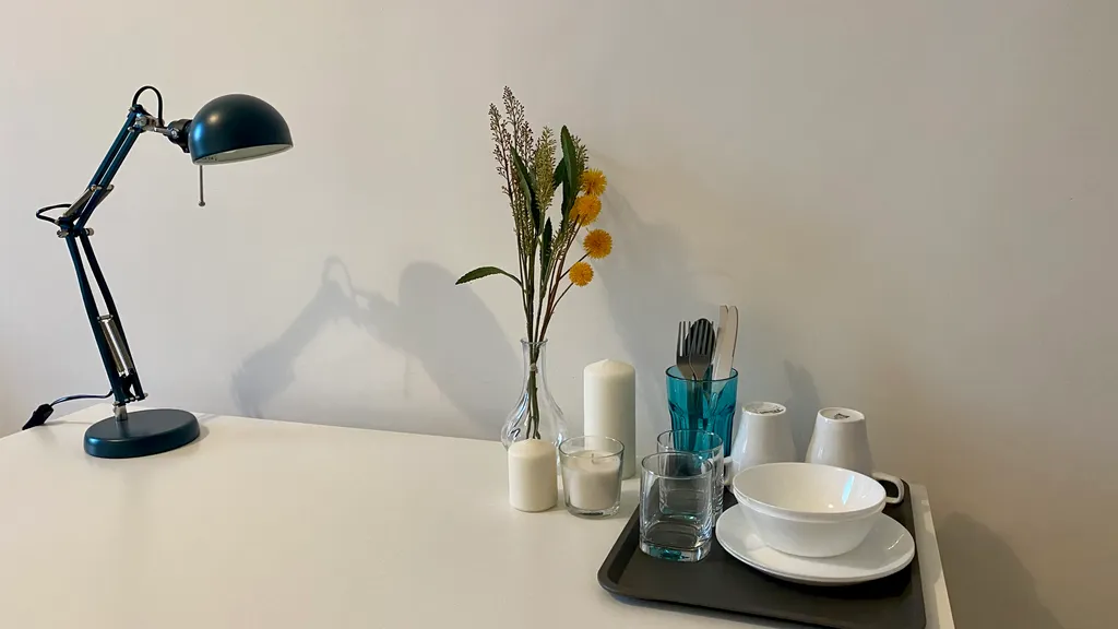 Комната с высокими потолками в центре