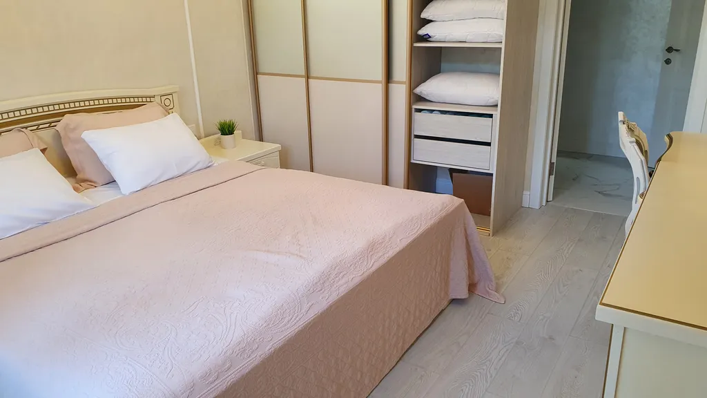 Квартира с видом на горы в 600 метрах от моря по тенистой аллее из сосен