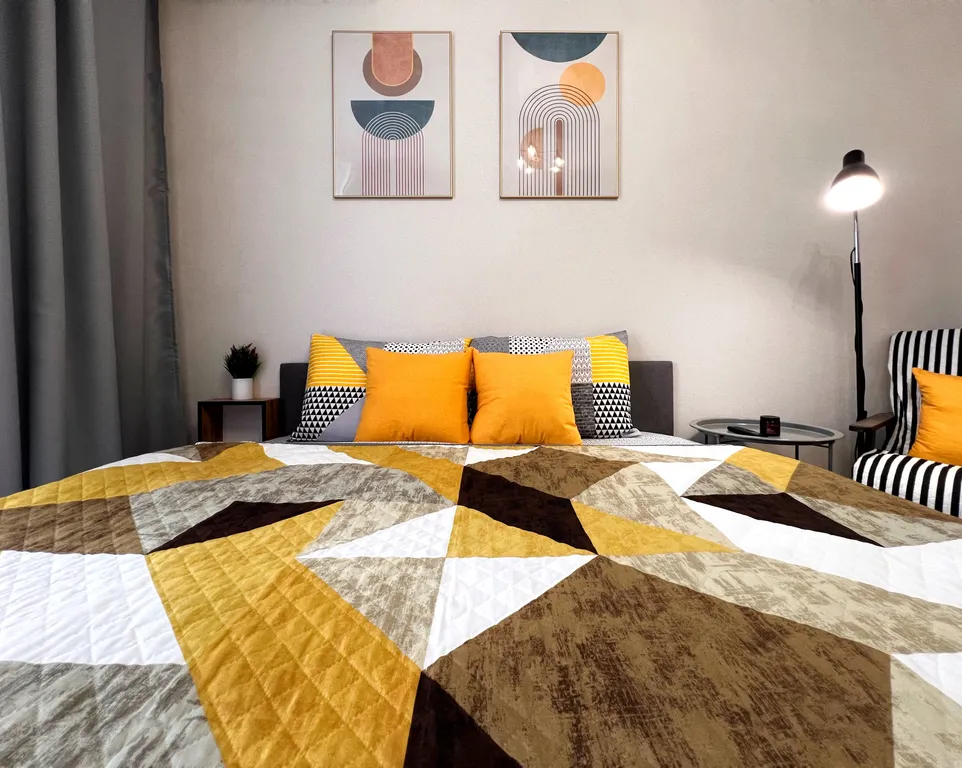 Стильная квартира-студия в яркой цветовой гамме с видом на бассейн