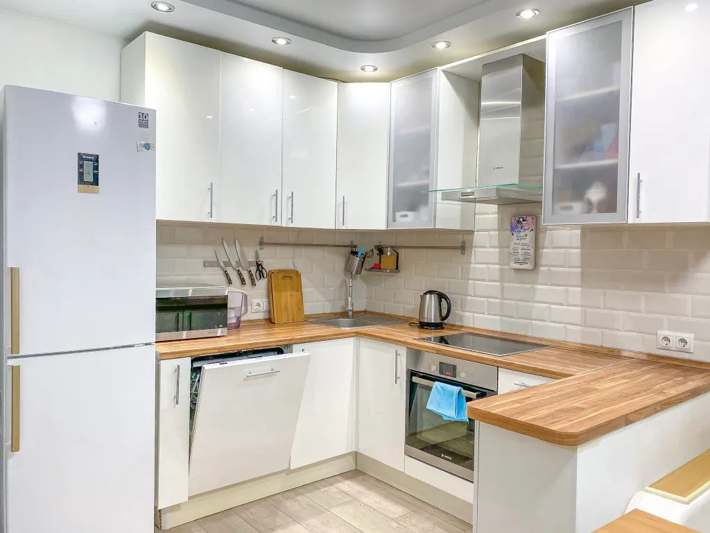 Светлая квартира с панорамными окнами и большой ванной для двоих