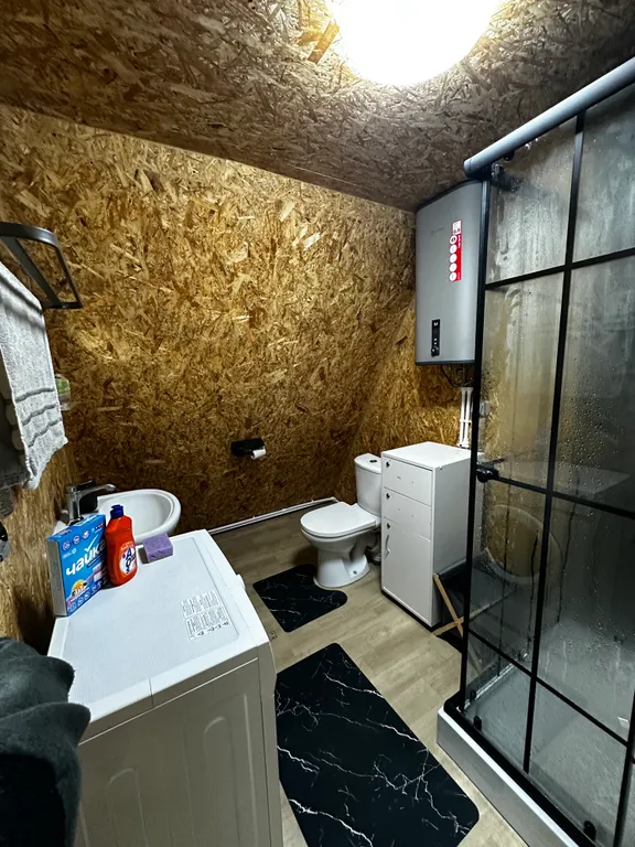 Уютный дом с видом на лес и железную дорогу