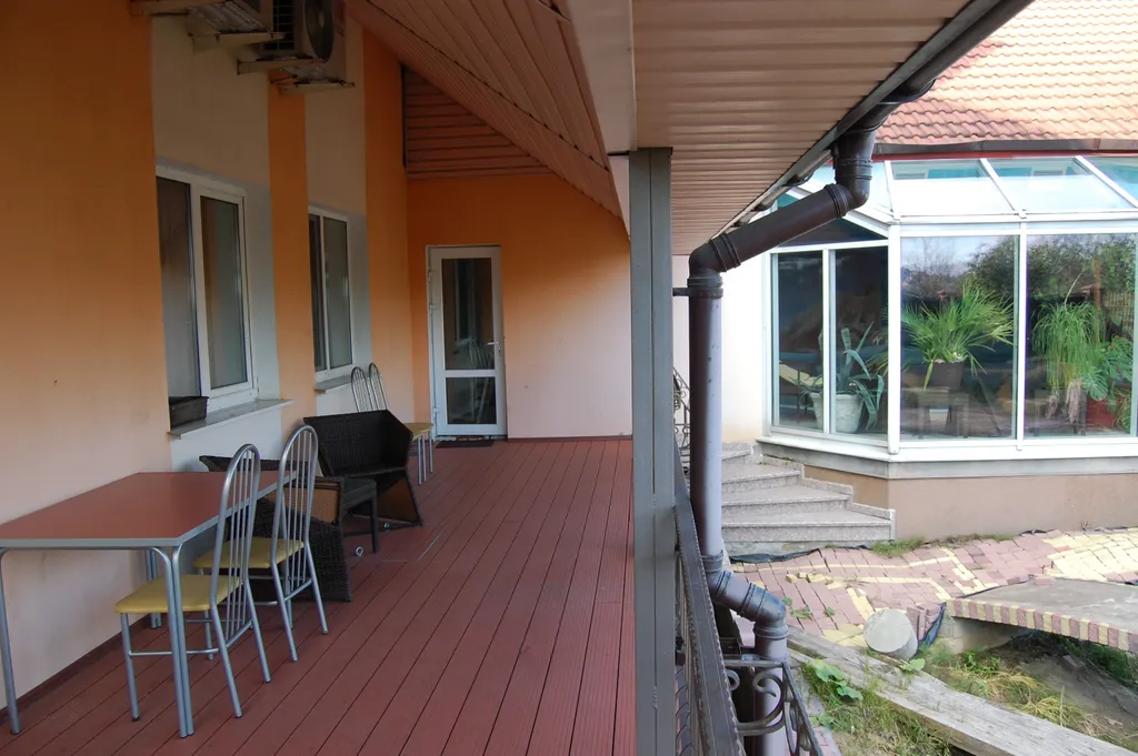 Дом с бассейном в Сенице