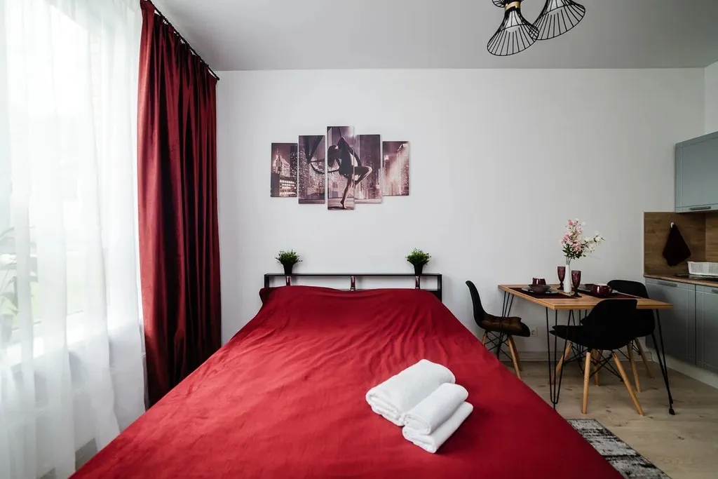 Новая просторная дизайнерская квартира с высокими потолками