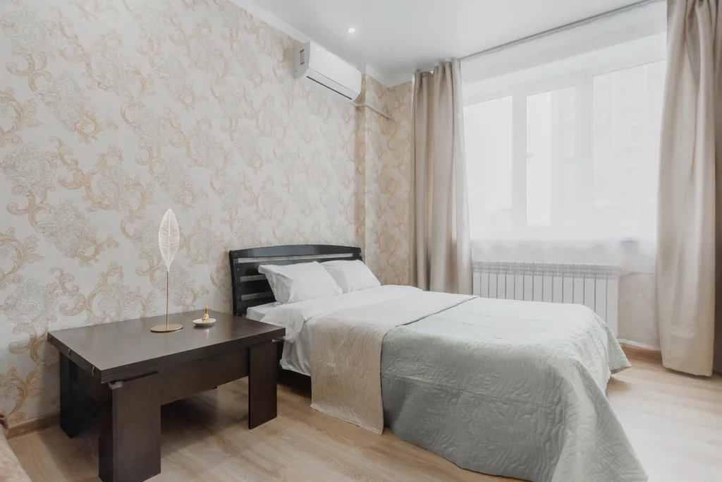 Большая квартира с раздельными комнатами и кухней