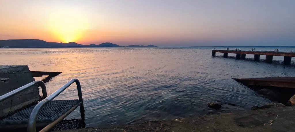 Двухэтажный эллинг на берегу моря