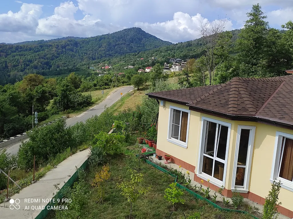 Просторный дом с райским садом на вершине холма с супер видами