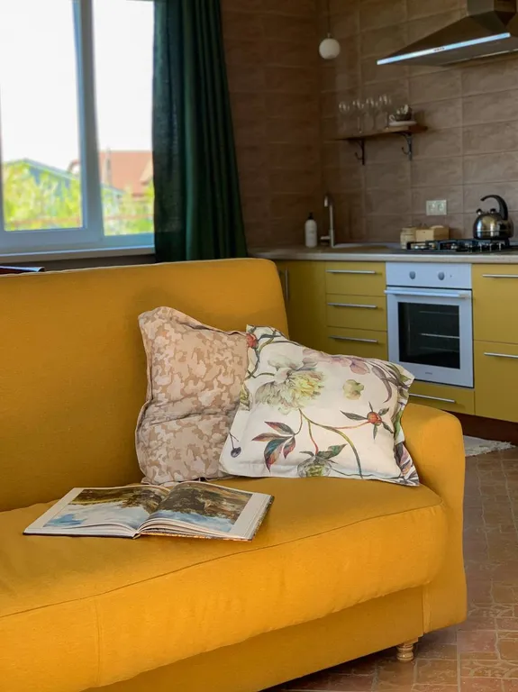 Уютный домик на берегу реки