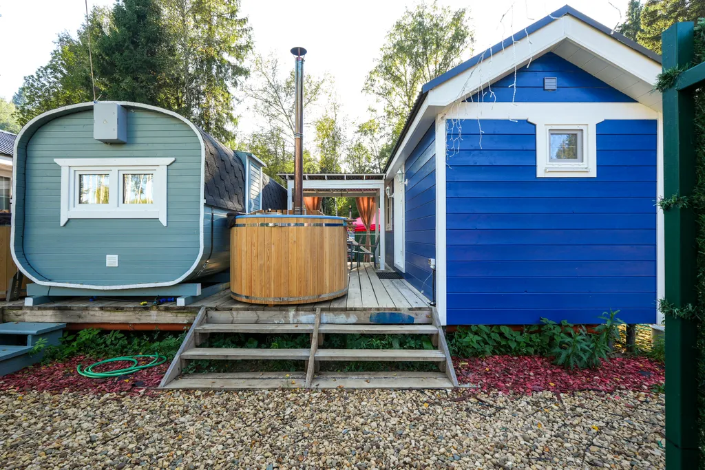 Синий домик в лесу на Живописной улице