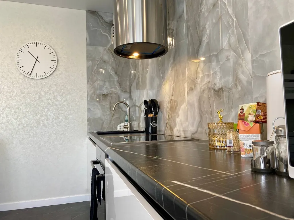 Шикарная квартира рядом трассой при заезде в город, со своей стоянкой