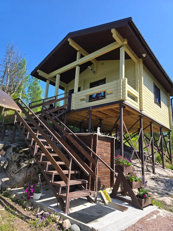 Домик на скале