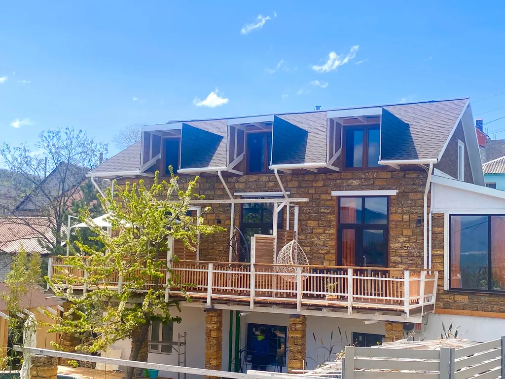 Дом с подогреваем бассейном, зоной отдыха в самом центре Новороссийска