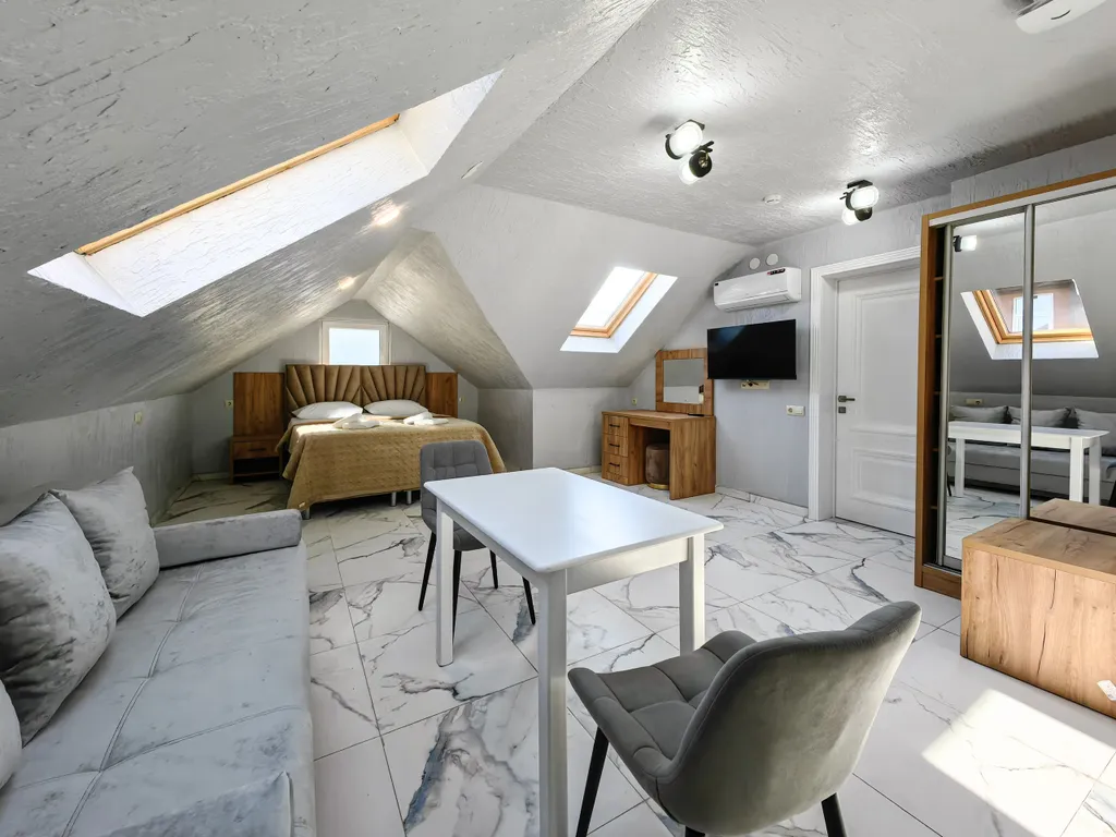 Мансардная студия с частичным видом на горы