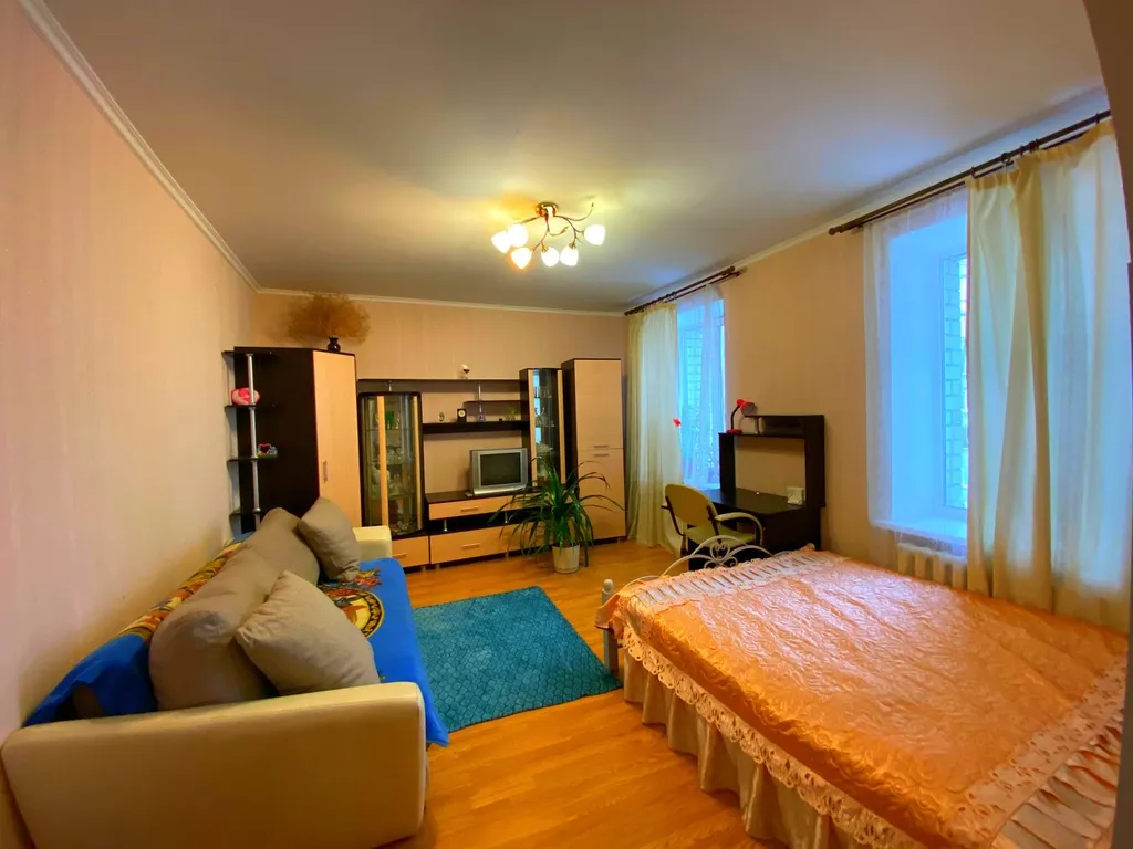 Дом с часами на площади Партизан