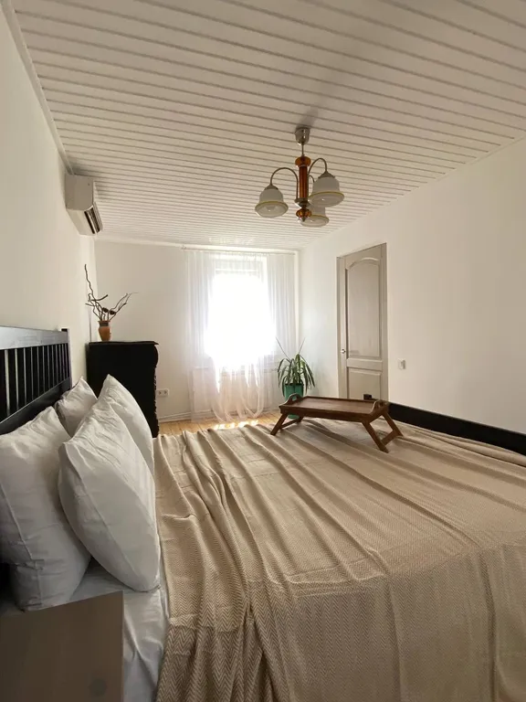 Загородный дом с садом и бассейном