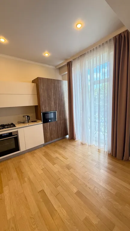 Просторный апартамент с видом на комсомольский парк рядом с озером