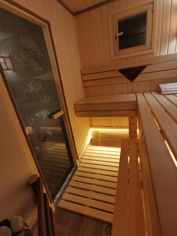 Дом с финской сауной внутри дома с большой беседкой и барбекю