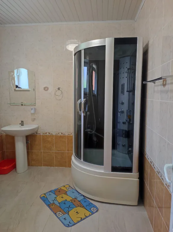 Первый этаж  дома с видом на горы и лес