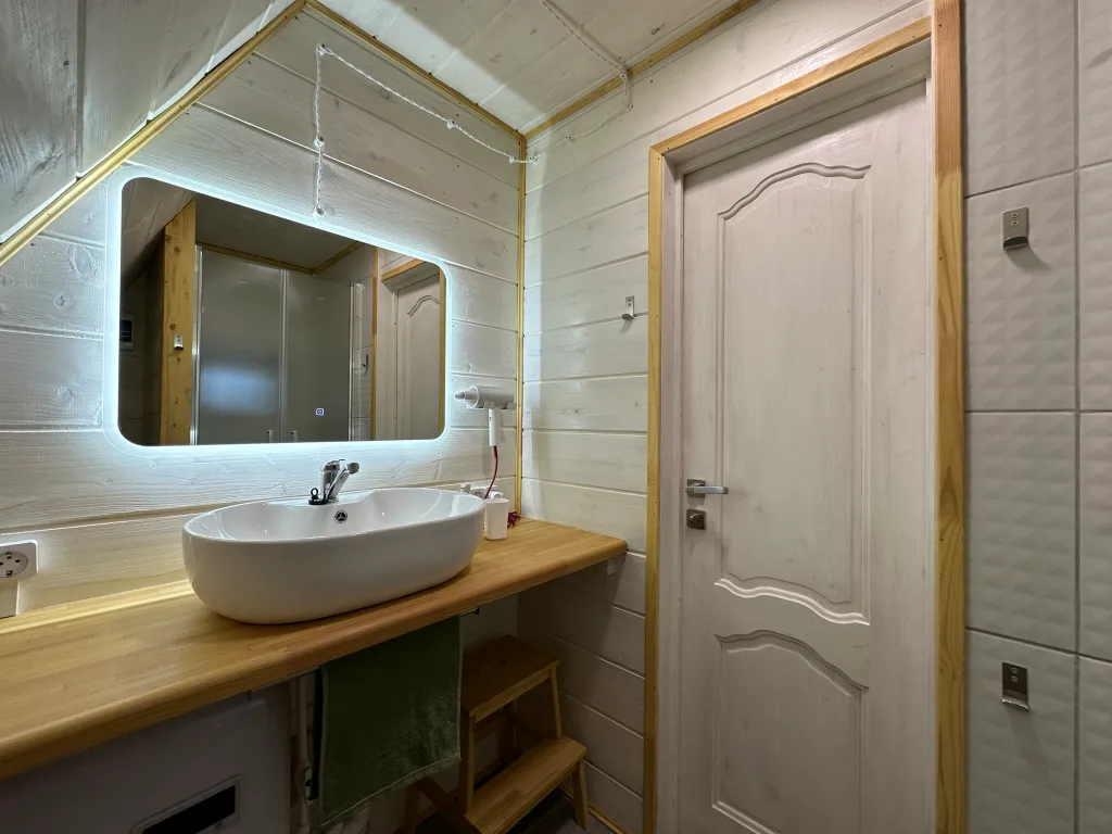 Дом в стиле A-frame на самом берегу реки