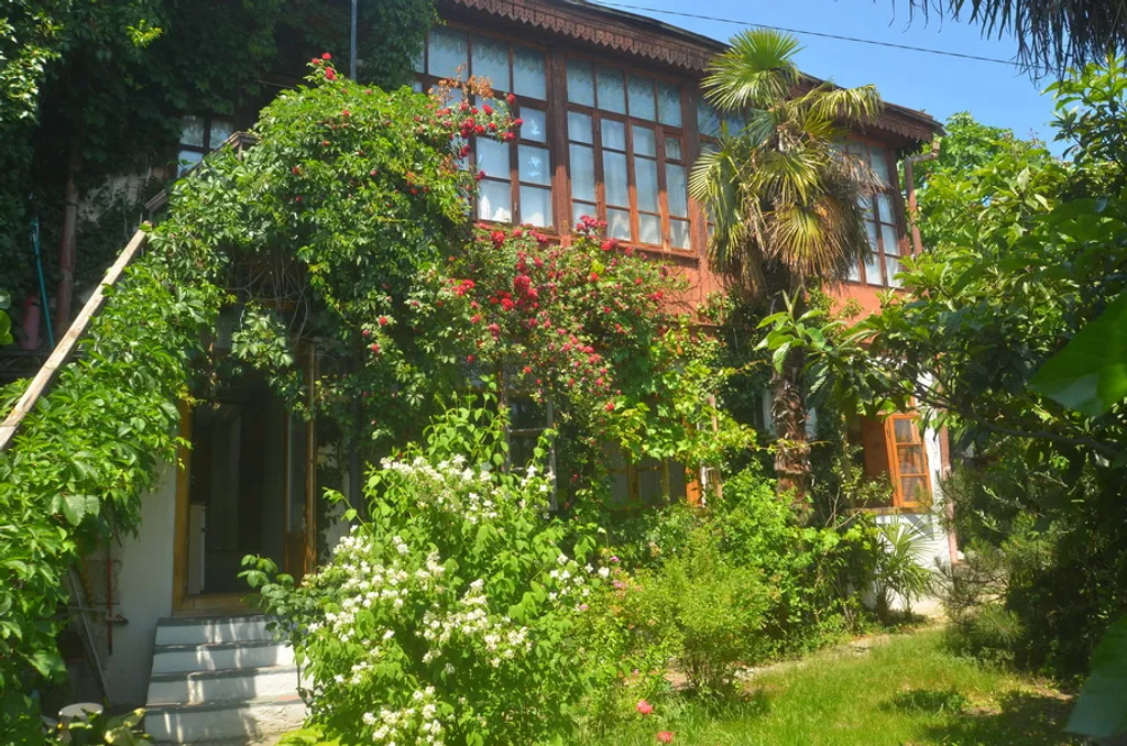 Коттедж 1-й этаж частного дома с садом — аренда посуточно в Алупка