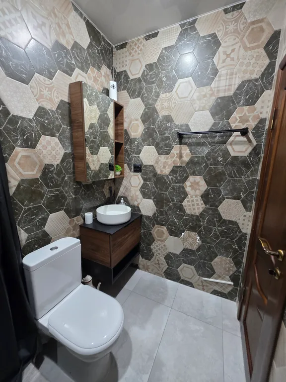 Уютный дом в сосновом лесу, рядом горная речка