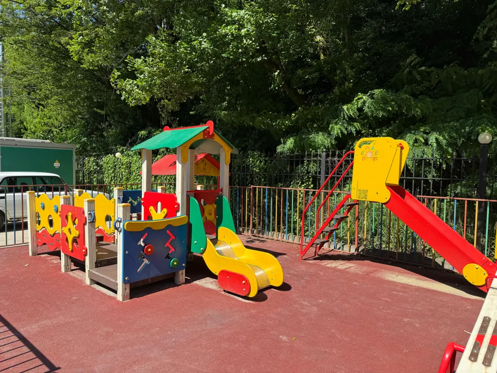 Апартаменты с бассейном недалеко от моря