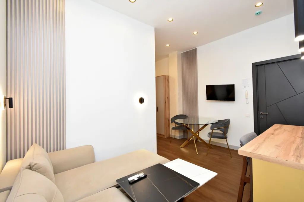 Студия Золотоe Aygestan plaza