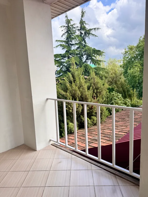 С бассейном рядом с морем