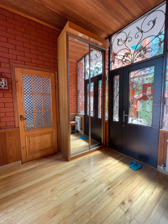 Деревянный дом с красивым видом на море